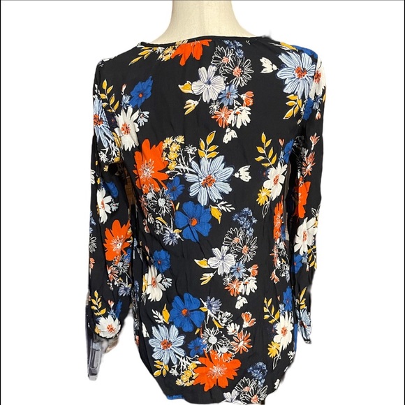 3/4 to longer sleeved black floral women’s blouse - Picture 2 of 3